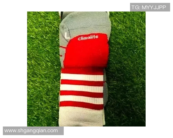 球星热爱必备装备 中筒足球袜的舒适与功能性解析